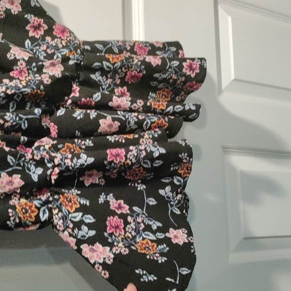 Floral v neck blouse - Picture 3 of 8